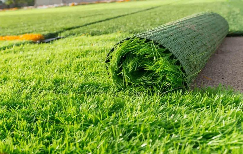 چگونه از تجمع آب زیر چمن مصنوعی جلوگیری کنیم؟
